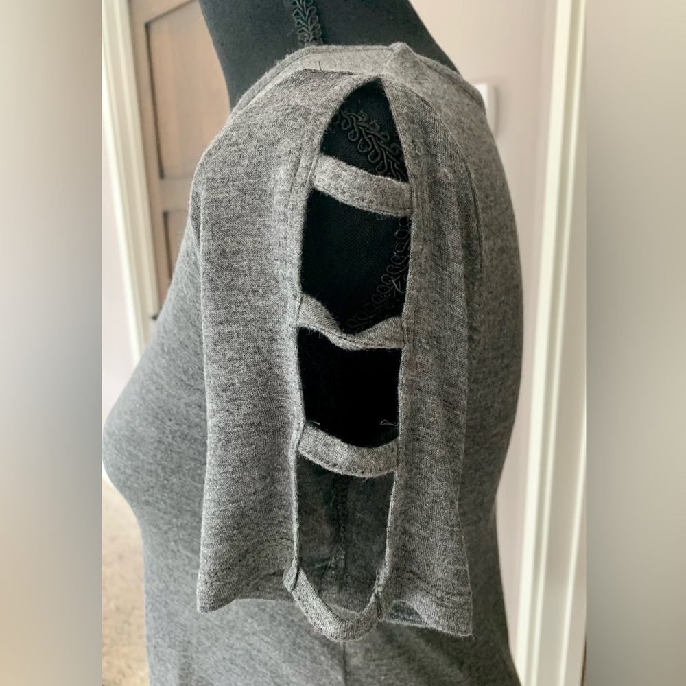 Small gray top - Picture 2 of 5